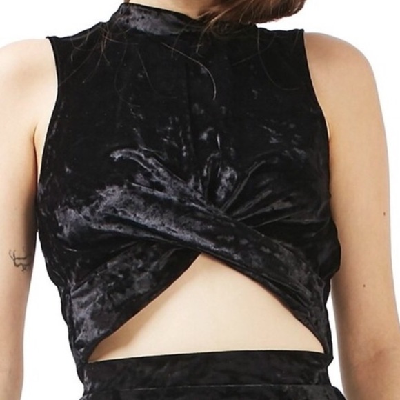 Topshop Tops - Top Shop Black Velvet Crop 🌻